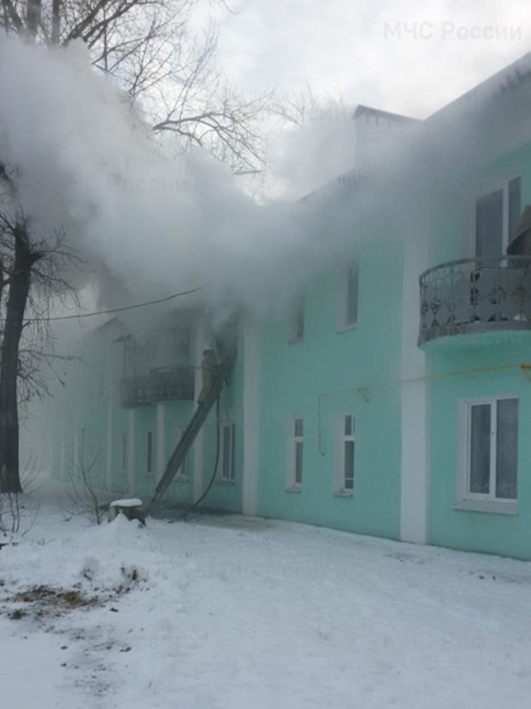 Жители двухэтажки в Екатеринбурге эвакуировались из-за пожара