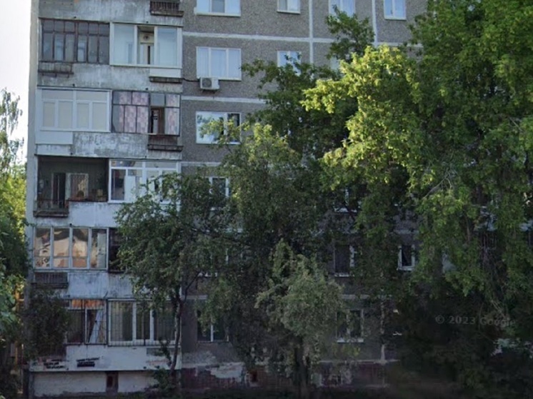 Мужчина с голым задом пытался залезть на балкон в Екатеринбурге