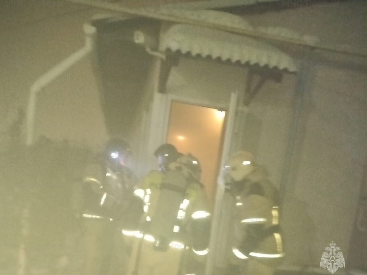 Десятки пожарных съехались к кафе на улице Энгельса в Екатеринбурге