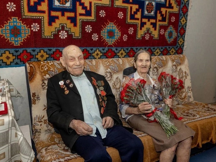 Супружеской паре из Екатеринбурга вручили медали "80 лет Победы"