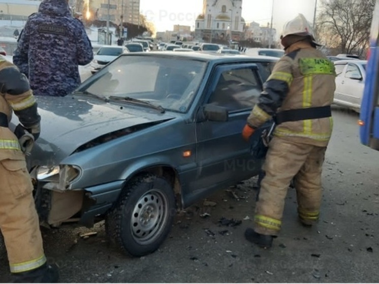 В Нижнем Тагиле легковушка столкнулась с микроавтобусом, есть пострадавшие