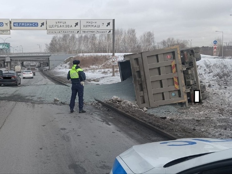 Грузовик с отсевом перевернулся на Объездной дороге в Екатеринбурге
