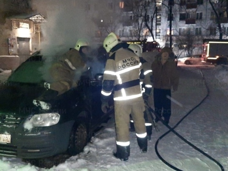 Иномарка сгорела ночью в центре Екатеринбурга