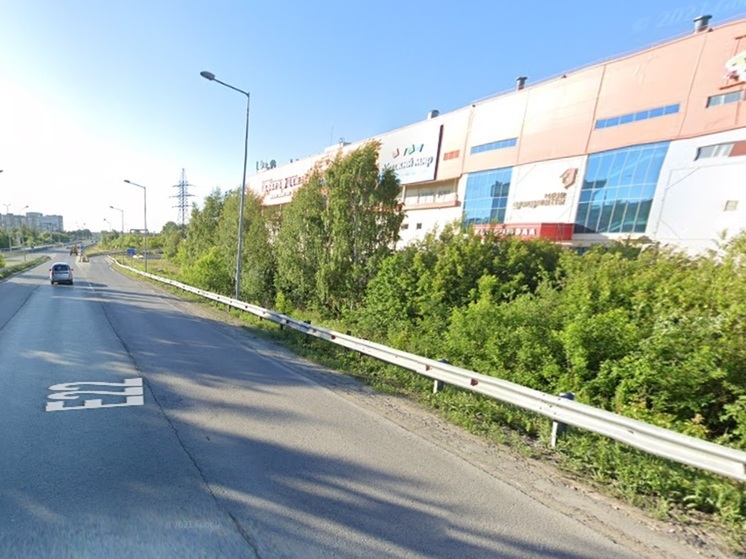 Возле ТЦ «Комсомолл» в Екатеринбурге столкнулись две легковушки