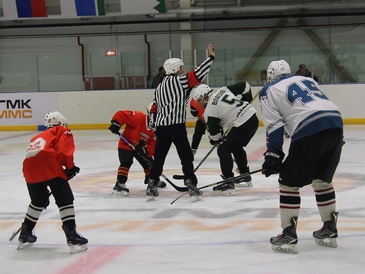 Актер Андрей Рожков сыграл в хоккей с воспитанниками Кировградской колонии