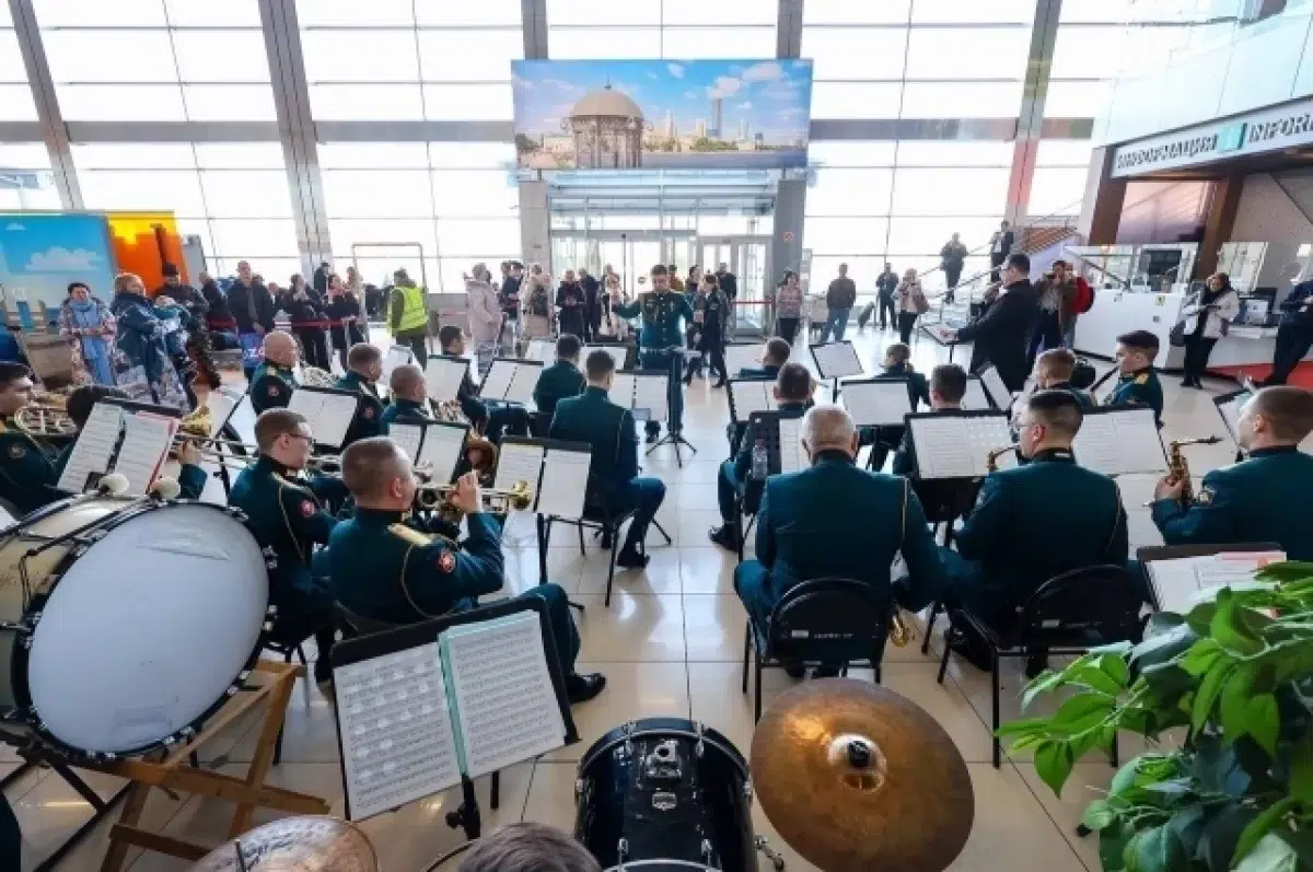 Главный оркестр ЦВО подарил праздничный концерт в аэропорту Кольцово-0