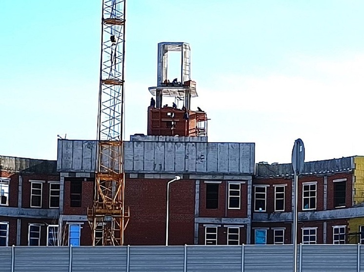 На здании Администрации Академического района начали строить башню с часами