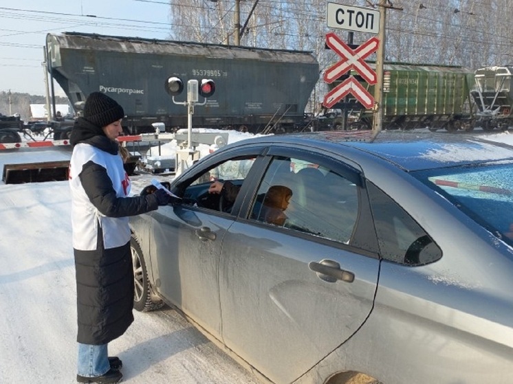 Железнодорожники напомнили свердловским водителям правила пересечения переездов