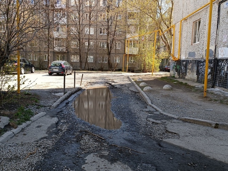 Замглавы Екатеринбурга посоветовал ходить в белой обуви только в мае