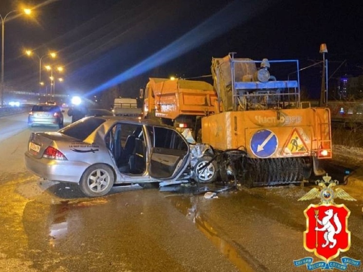 В Екатеринбурге автомобиль врезался в уличный пылесос