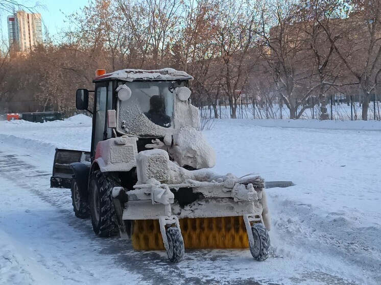 221 машина устраняет последствия снегопада в Свердловской области