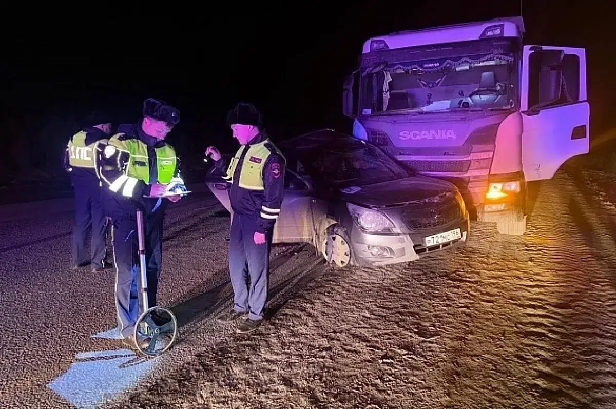 ГИБДД Свердловской области расследует ДТП на ЕКАД с участием Chevrolet Cobalt и Scania-0