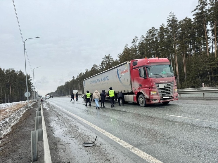 14-летний подросток погиб под колесами КАМАЗа возле Екатеринбурга