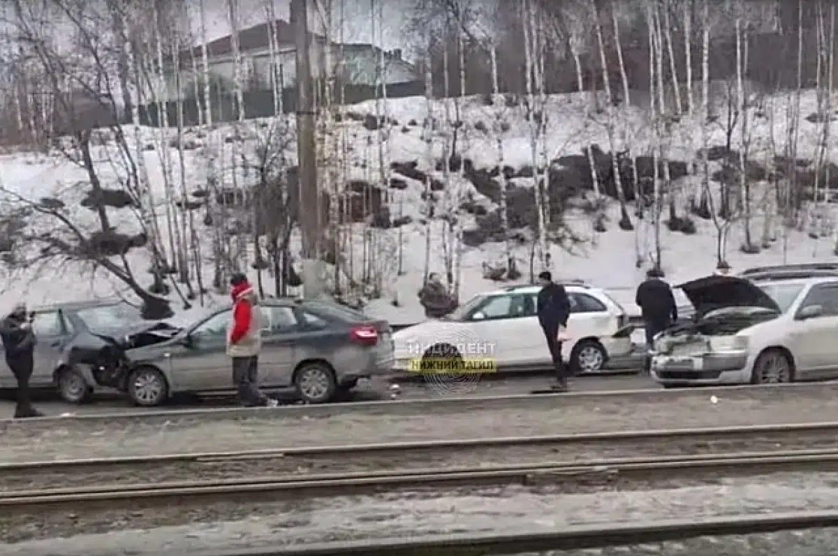 Массовое ДТП Hyundai и Renault в Нижнем Тагиле — последние новости из Екатеринбурга-0