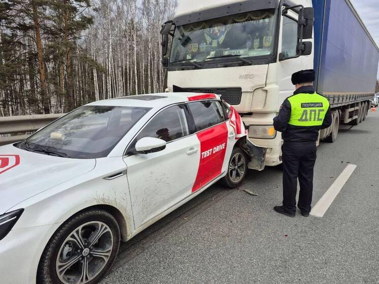 Взрослый и ребенок пострадали в аварии на ЕКАД