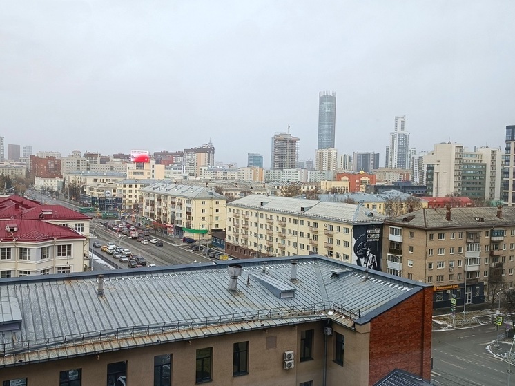 Велосипедисты катаются по газонам в центре Екатеринбурга