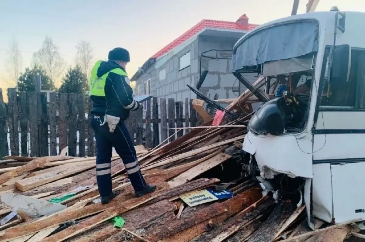 Сотрудники ГИБДД оперативно расследуют инцидент с автобусом в Заречном на маршруте 112-0