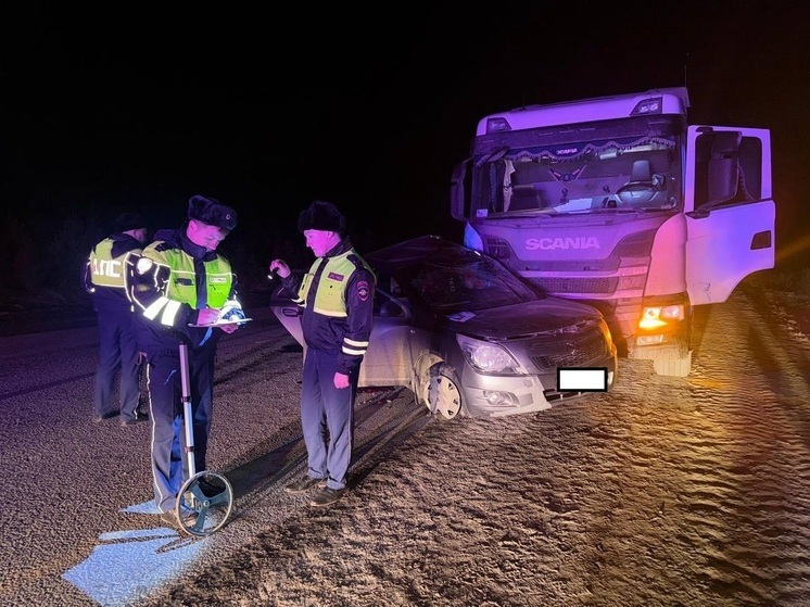 На ЕКАД погиб водитель легковушки, врезавшейся в грузовик