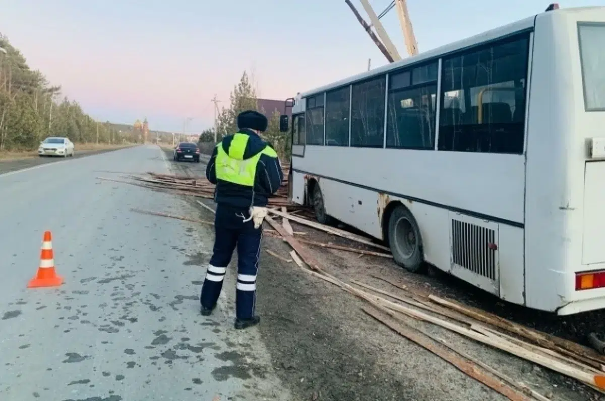 В Свердловской области ГИБДД расследует аварию автобуса КАВЗ с пострадавшими-0
