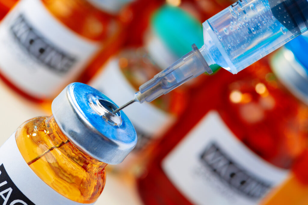 вакцина и шприц