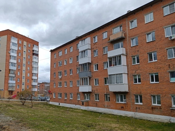 Пятилетняя девочка выпала из окна дома в Екатеринбурге