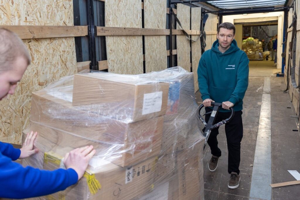 Алексей Вихарев и Волонтерский центр Ирбита мобилизуют Урал для спецоперации