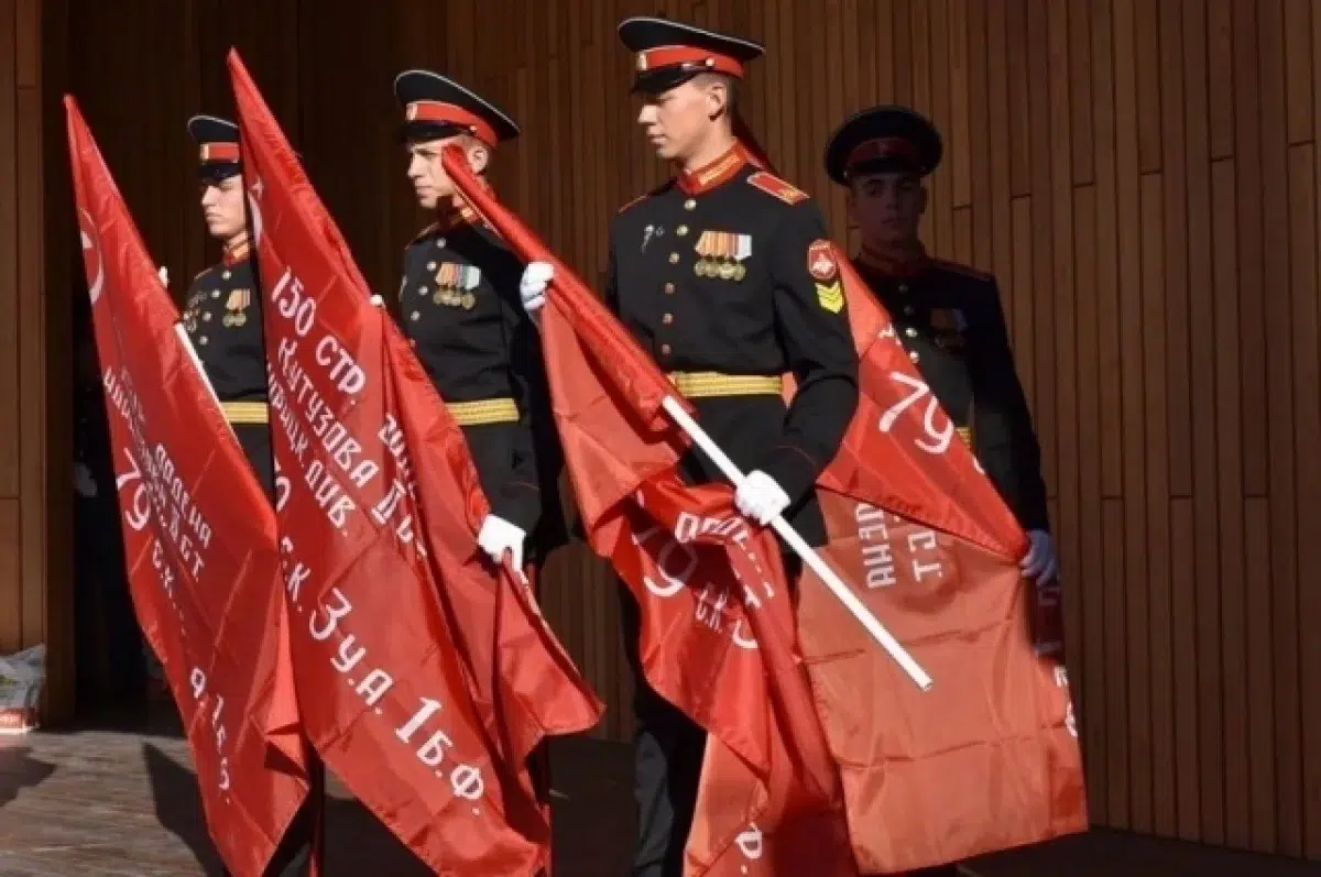 Центр Родобольского в Свердловской области вручит 60 копий Знамени Победы-0