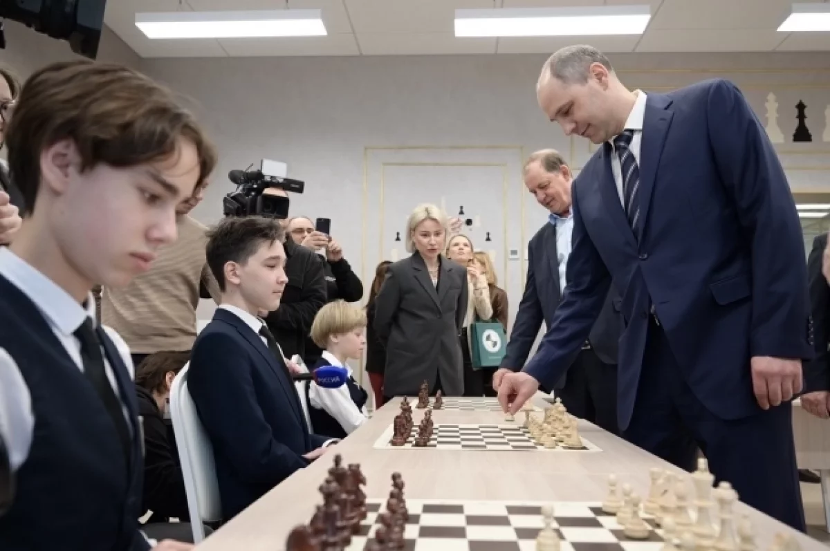 Денис Паслер и Анатолий Карпов открыли шахматный класс в Губернаторском лицее Екатеринбурга-0