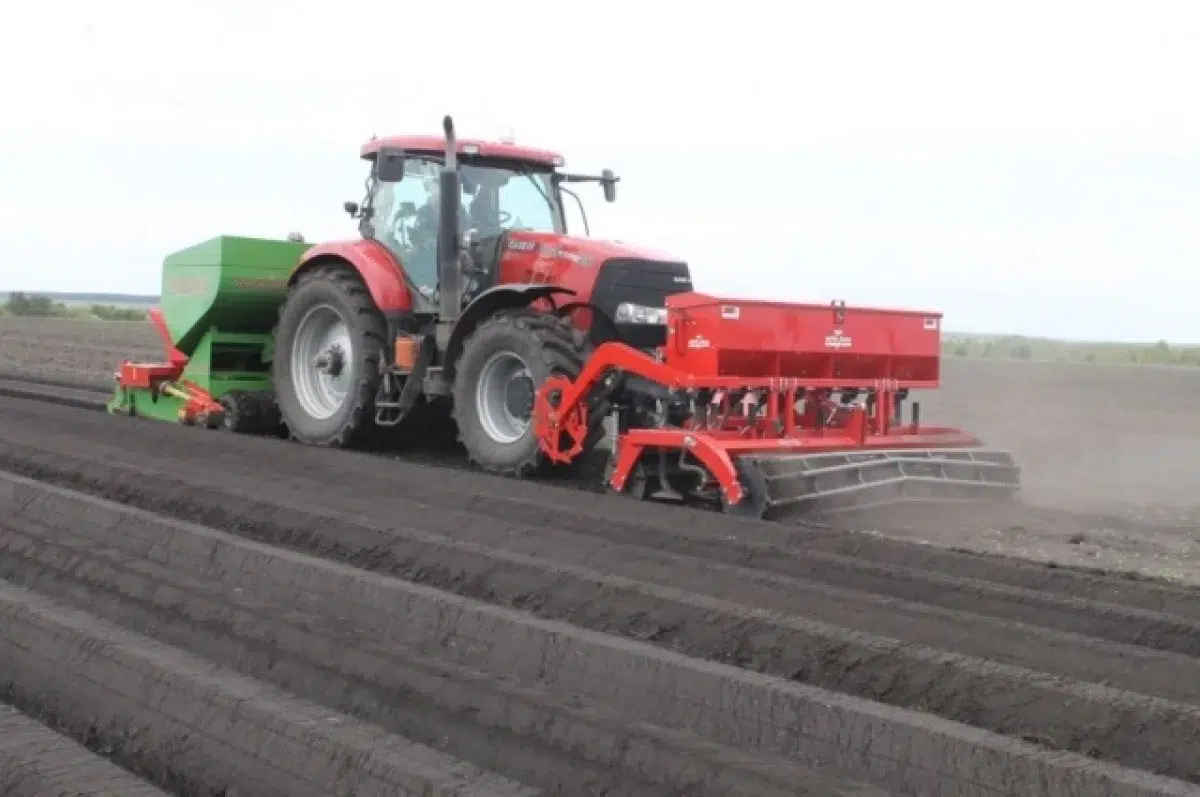 Денис Паслер и МинАПК Свердловской области проводят обновление техники и кадров-0