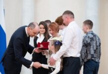 Денис Паслер отметил семьи Серебренниковых и Седых медалями «Родительская слава» denis pasler otmetil semi serebrennikovyh i sedyh medalyami roditelskaya slava-stanural-ru-174604621200-0