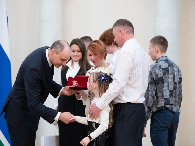 Денис Паслер вручил медали ордена «Родительская слава» пяти семьям