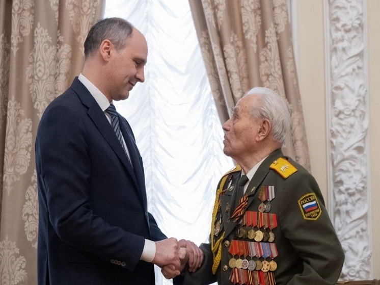 Денис Паслер встретился с ветеранами ВОВ и пригласил их на Парад Победы