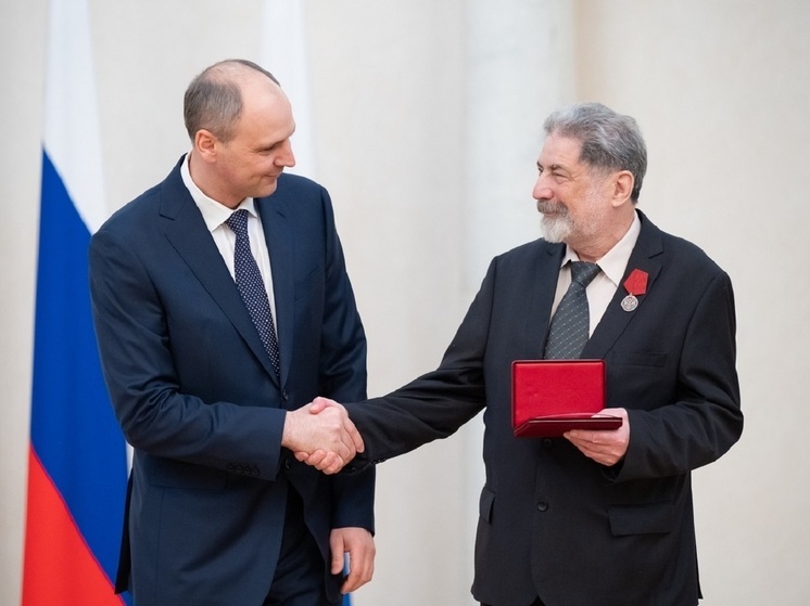 Денис Паслер вручил свердловчанам государственные награды