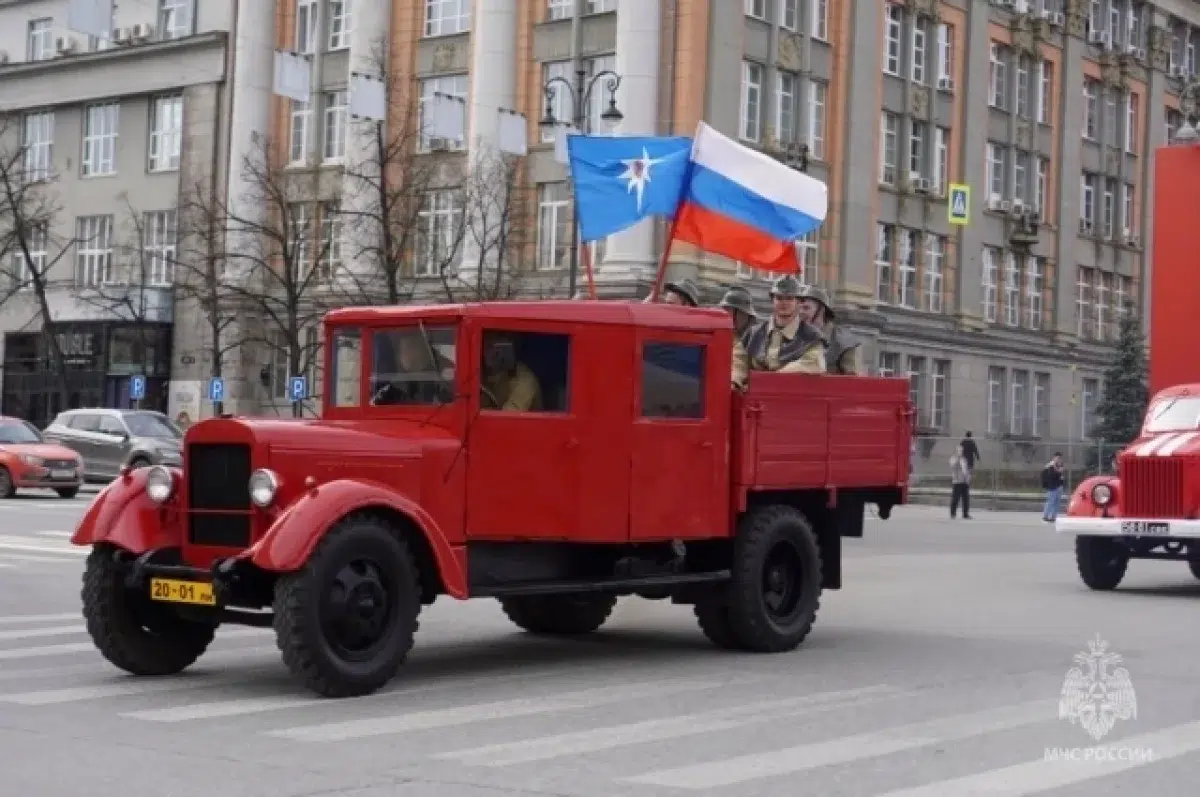 ГУ МЧС Свердловской области проводит парад техники и викторину в Екатеринбурге-0