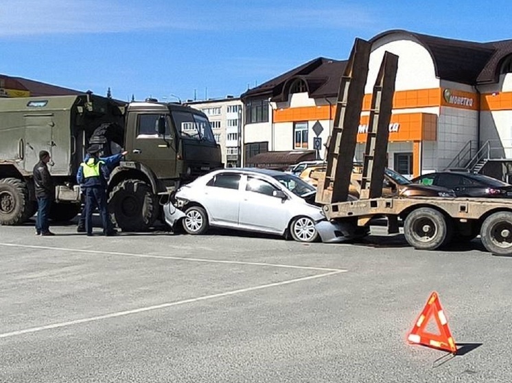 В Артемовском легковушку зажало между двумя грузовиками