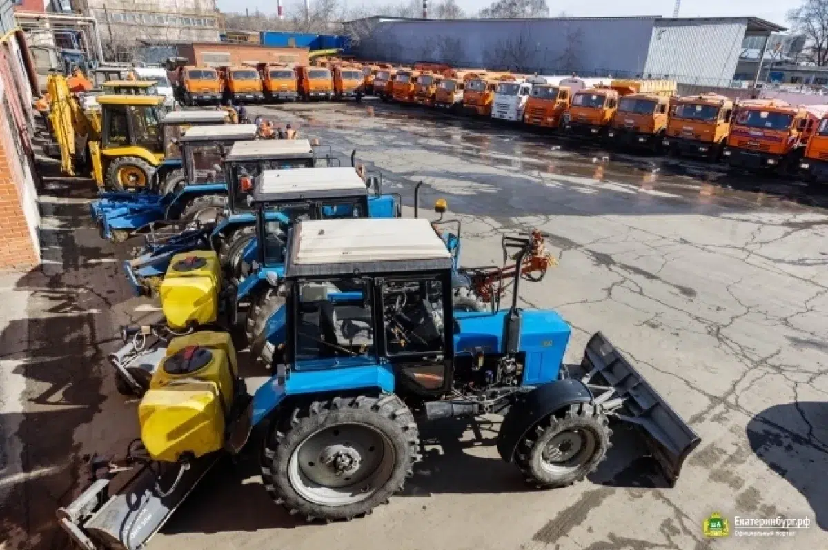 Мэрия Екатеринбурга завершила подготовку техники к летнему сезону для чистоты города-0
