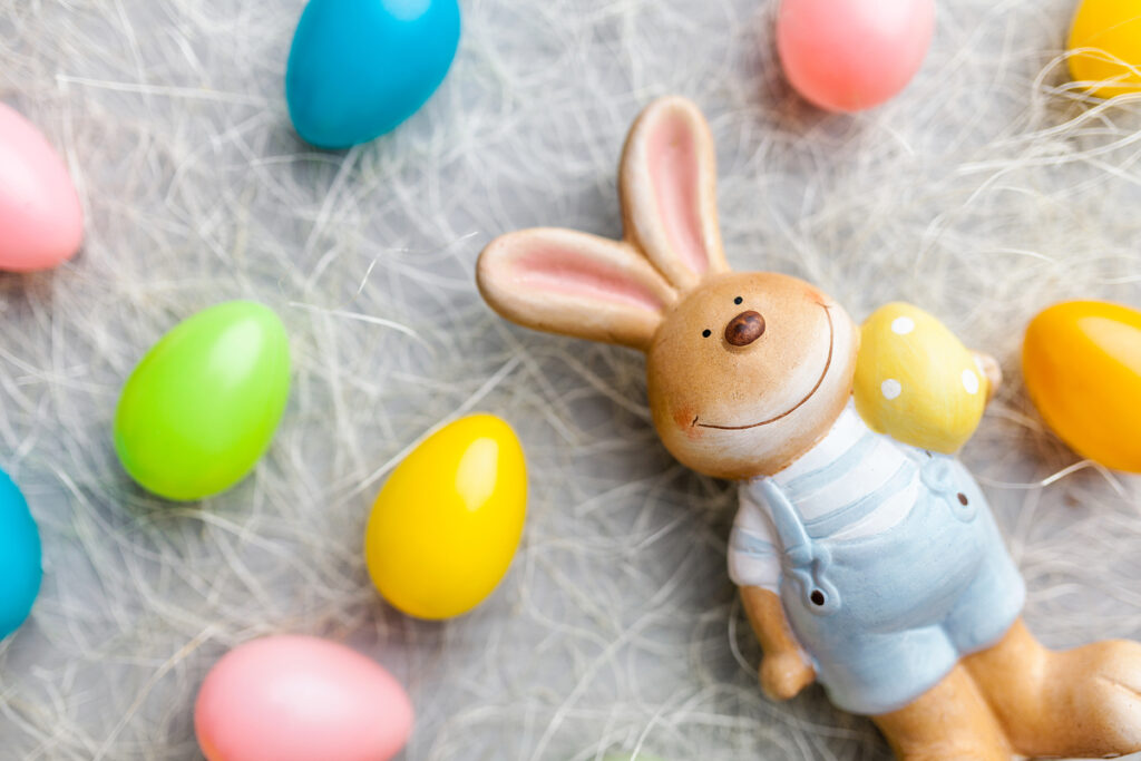 Easter holiday bunny on a rustic background - stanural пасхальный заяц и пасхальные яйца на столе