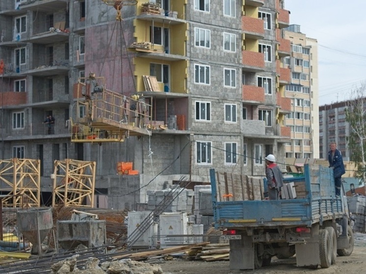 Рабочий упал с 13-го этажа на стройке в Екатеринбурге