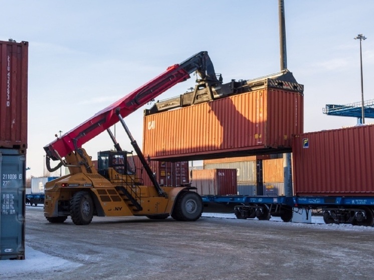 Поезд длиной 118 вагонов отправили из Екатеринбурга на Дальний Восток