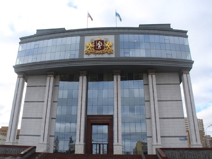 Знамя Победы разрешили вывешивать на зданиях Свердловской области