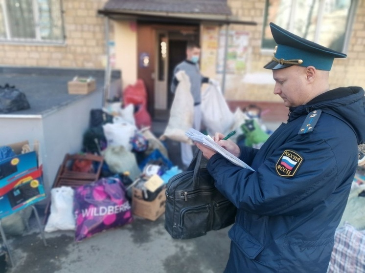 Екатеринбуржцы пожаловались на захламленную квартиру с насекомыми и запахом