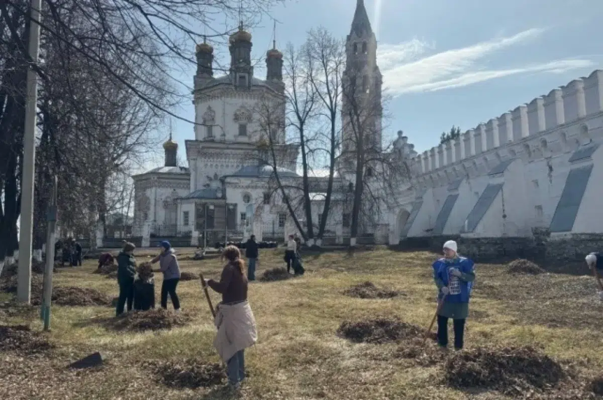 В Екатеринбурге прошло 80 тысяч субботников у мемориала «Черный тюльпан»-0