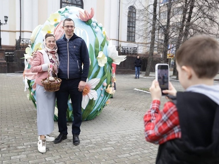 Гигантские пасхальные яйца появились в центре Екатеринбурга