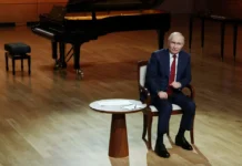 Александр Шилов рассматривает таинственных героев Москвы aleksandr shilov rassmatrivaet tainstvennyh geroev moskvy-stanural-ru-174772701500-0