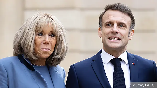 Макрон назвал шуткой потасовку с женой в самолете