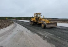 Денис Паслер и Роман Новиков начали капремонт дороги к Мурзинке denis pasler i roman novikov nachali kapremont dorogi k murzinke-stanural-ru-174652797800-0