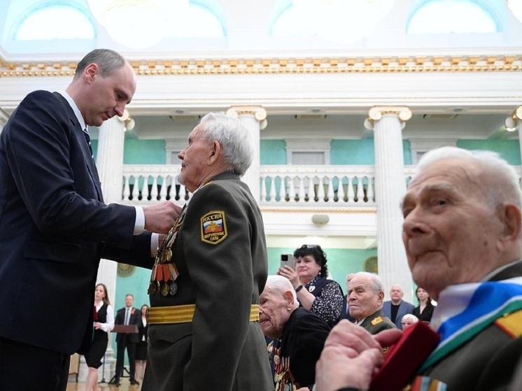 Денис Паслер вручил знаки «Почетный гражданин» восьми ветеранам ВОВ