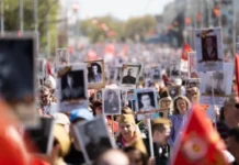 Денис Паслер заявил о намерении объединить Бессмертный полк в Свердловской области denis pasler zayavil o namerenii obedinit bessmertnyj polk v sverdlovskoj oblasti-stanural-ru-174610601000-0