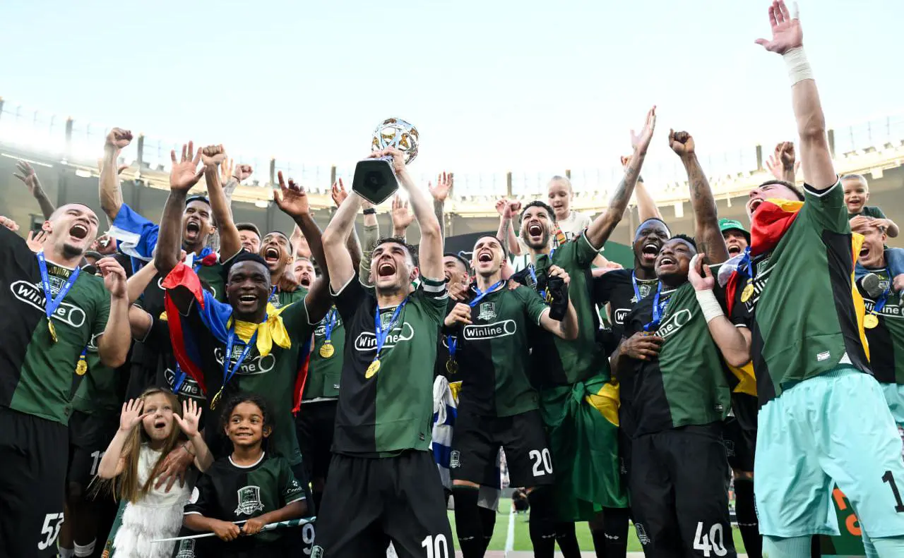 Игроки команды  Краснодар  радуются победе в чемпионате России (Степан Ноздрев/ТАСС)