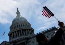 donald tramp i predstavlyayut zolotye karty dlya vnzh v ssha-stanural-ru-174789229200-0